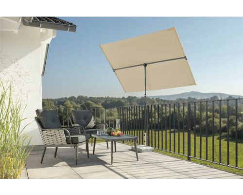 Balkon mit zwei Stühlen, Tisch und rechteckigem Sonnenschirm