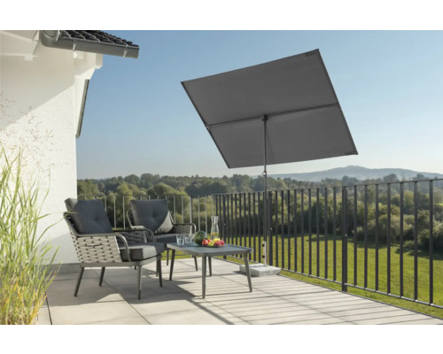 Terrasse mit Sonnenschirm, Gartentisch und Gartensesseln