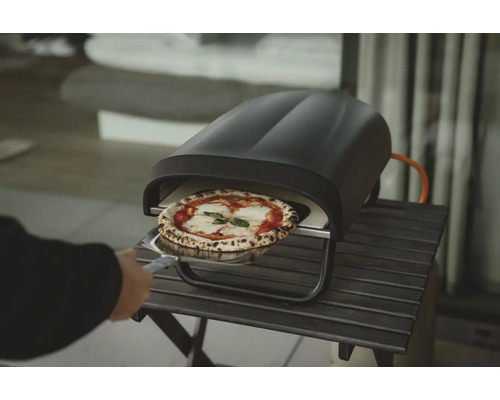 Pizzaofen mit Pizza auf einem Pizzaschieber