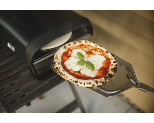 Pizzaofen mit Pizza auf einem Pizzaschieber