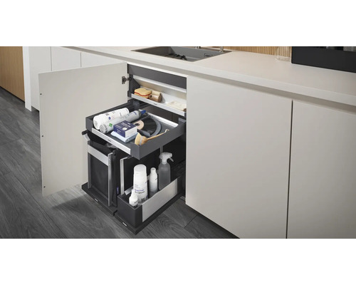 Küchenunterschrank mit ausziehbarem Putzmittelregal unter der Spüle