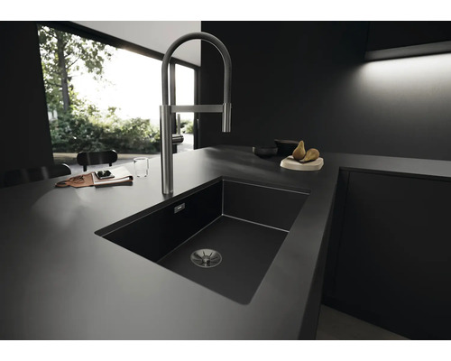 Modernes Küchendesign mit Spüle und Armatur