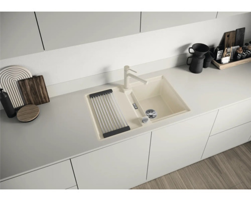 Küchenspüle mit Abtropffläche, Wasserhahn und Zubehör auf einer Küchentheke