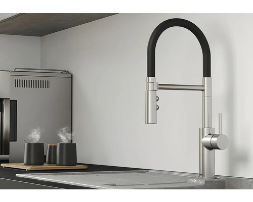 Küchenszene mit Spültischarmatur aus Metall mit schwarzem Auslaufbogen