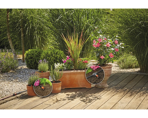 Terrasse mit Pflanzenbewässerungssystem und bepflanzten Töpfen