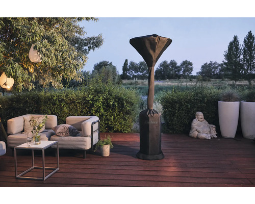 Terrasse mit Lounge Möbeln und einem Heizstrahler mit Schutzhülle.