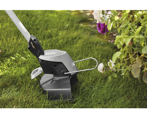 Akku Rasentrimmer im Einsatz neben Rosenbusch