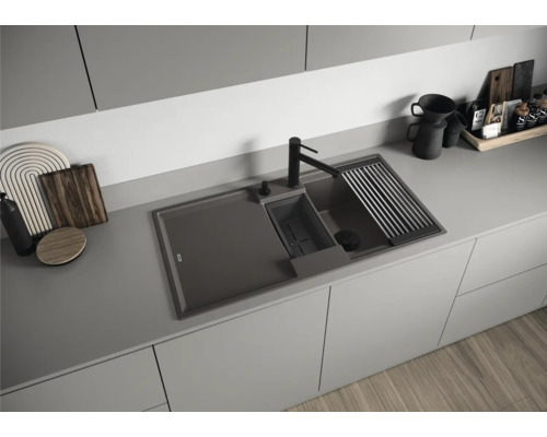 Küchenspüle mit Abtropffläche, Spülbecken und Armatur in einer modernen Küchenumgebung.