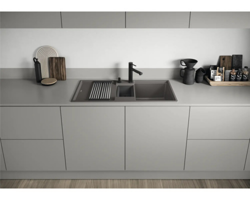 Küchenspüle mit Abtropffläche und Armatur in einer modernen Küche