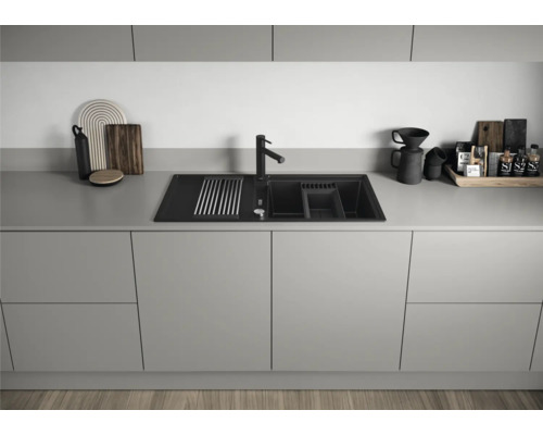 Moderne Küche mit Spüle, Armatur und Küchenutensilien auf der Arbeitsfläche.