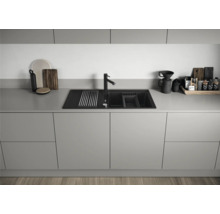 Küchenspüle mit Abtropffläche und Armatur in einer modernen Küche.