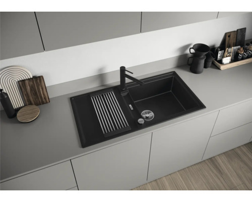 Küchenspüle mit Abtropffläche und Wasserhahn in einer modernen Küche