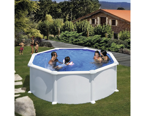 Familie badet in einem Stahlwandpool im Garten