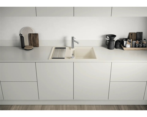 Küchenspüle mit Abtropffläche und Wasserhahn in einer modernen Küche