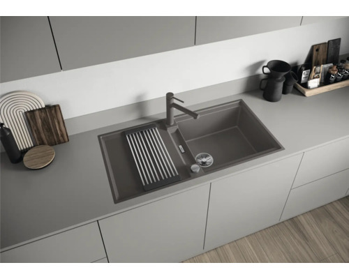 Küchenszene mit Spüle, Abtropfgestell und Armatur auf einer Arbeitsplatte