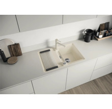 Küchenspüle mit Abtropffläche, Wasserhahn und Küchenutensilien auf der Arbeitsfläche