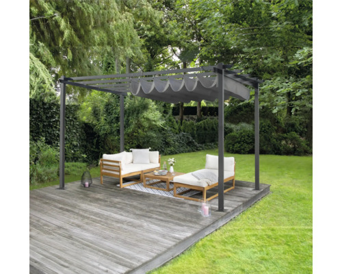 Pergola mit Möbeln auf einer Holzterrasse im Garten