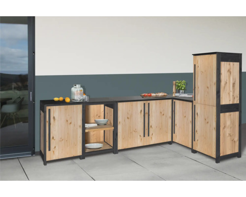 Outdoor-Küchenzeile aus Holz mit Arbeitsplatte