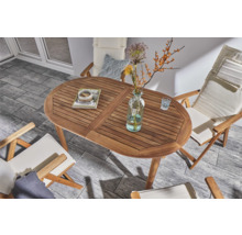 Ovaler Gartentisch aus Holz mit vier Stühlen und Dekoration