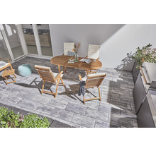 Terrasse mit Holztisch, Stühlen und Steinboden
