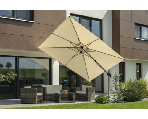 Rechteckiger Ampelschirm über einer Sitzgruppe im Garten