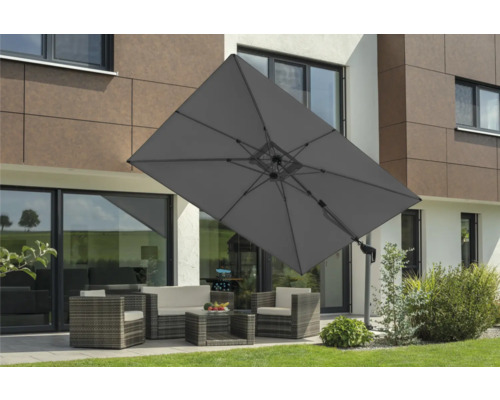 Rechteckiger Gartenschirm über einer Sitzgruppe im Freien.