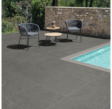 Terrasse mit Bodenfliesen, Sitzgelegenheiten und Pool