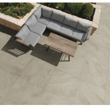 Gartenlounge-Gruppe mit Tisch und Bodenfliesen im Außenbereich