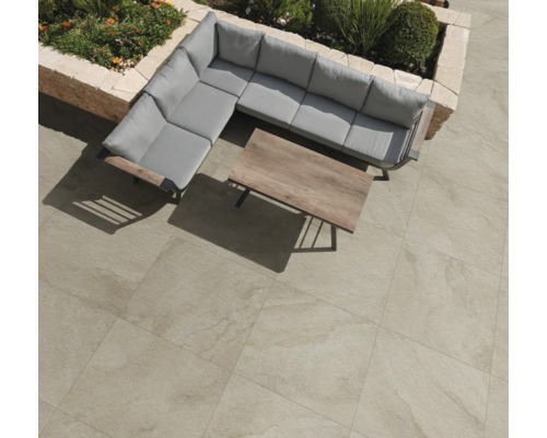 Gartenlounge-Gruppe mit Tisch und Bodenfliesen im Außenbereich