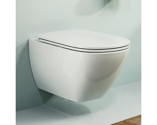 Wandhängendes WC aus Keramik mit geschlossenem WC-Sitz.