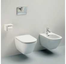 Wandhängendes WC und Bidet mit Armatur und Spülkastenbedienung im Badezimmer.