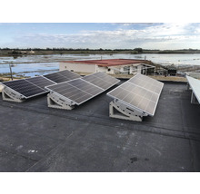 Auf einem Dach montierte Solarpanels zur Energiegewinnung.