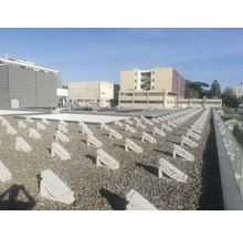 Dachansicht mit Kies und Solarpanelhalterungen