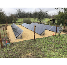 Im Freien installierte Solarpanelanlage auf Betonfundamenten