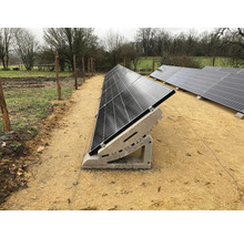 Solaranlage mit Betonfundament auf einem Feld