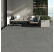 Graue Terrassenfliesen auf einer Terrasse mit Gartenmöbeln