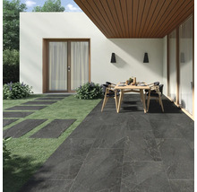 Terrasse mit Bodenfliesen, Gartentisch und Gartenstühlen