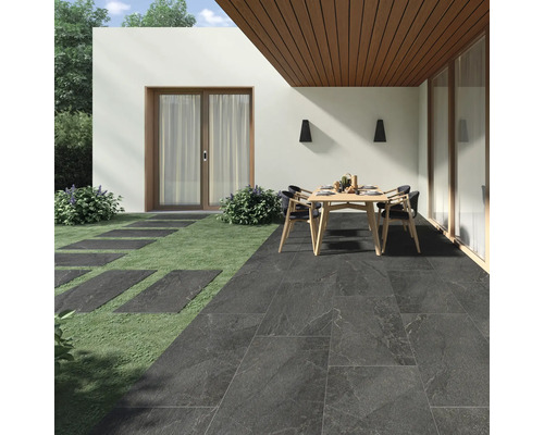 FLAIRSTONE Feinsteinzeug Terrassenplatte Canyon Black rektifizierte Kante 120 cm x 60 cm x 2 cm Terrasse mit Bodenfliesen, Gartentisch und Gartenstühlen