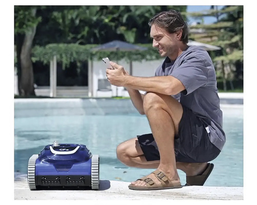 Mann bedient Poolreinigungsroboter mit einem Smartphone an einem Pool