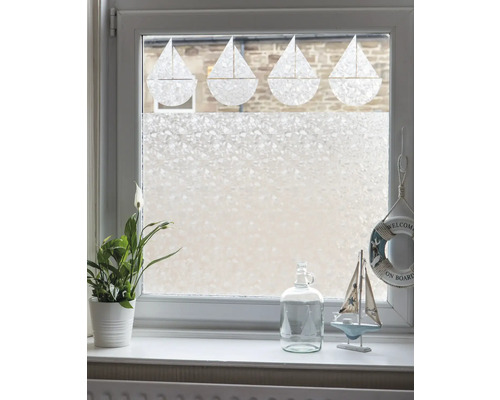 Fenster mit Fensterfolie für Sichtschutz und Dekoration mit Segelbootmotiven