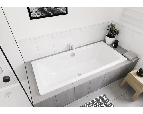 Badezimmer mit Badewanne, Armatur und Fliesen