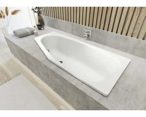 Eingebaute Badewanne im modernen Badezimmer mit Fliesen und Holzwandpaneelen.