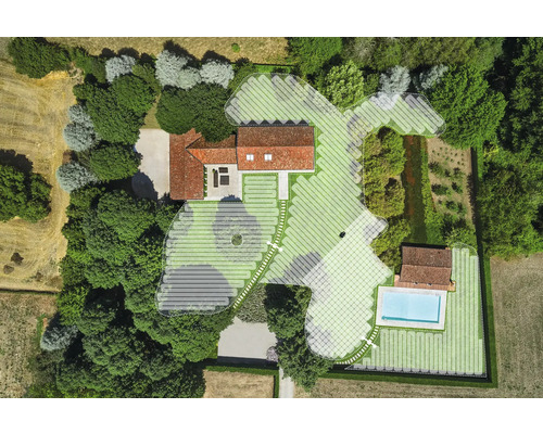 Draufsicht eines Hauses mit Garten und Pool