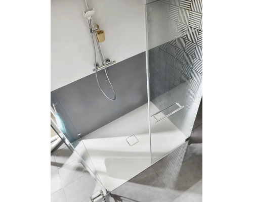 Begehbare Dusche mit Duschkopf, Duschwanne und Glasabtrennung im modernen Badezimmer.