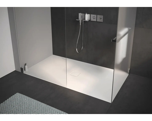 Ebenerdige Dusche mit Duschwanne und Duschabtrennung aus Glas