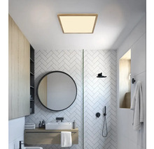 Modernes Badezimmer mit quadratischer Deckenleuchte, Spiegel und Waschbecken