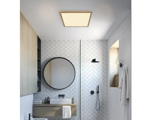 Modernes Badezimmer mit quadratischer Deckenleuchte, Spiegel und Waschbecken