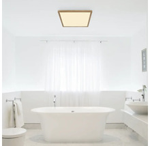 Modernes Badezimmer mit freistehender Badewanne und quadratischer Deckenleuchte mit Holzrahmen