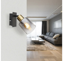 Wandleuchte aus Metall und Glas in einem Wohnzimmer.