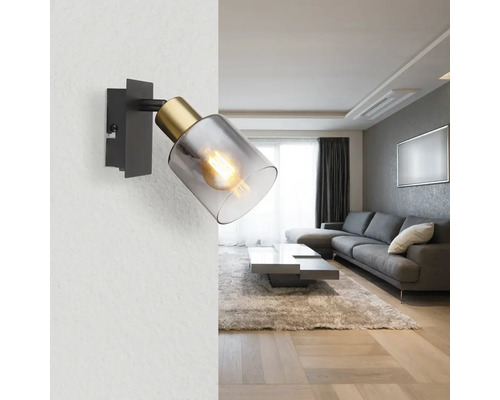 Wandleuchte aus Metall und Glas in einem Wohnzimmer.